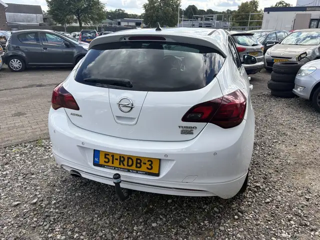 Opel Astra view 3