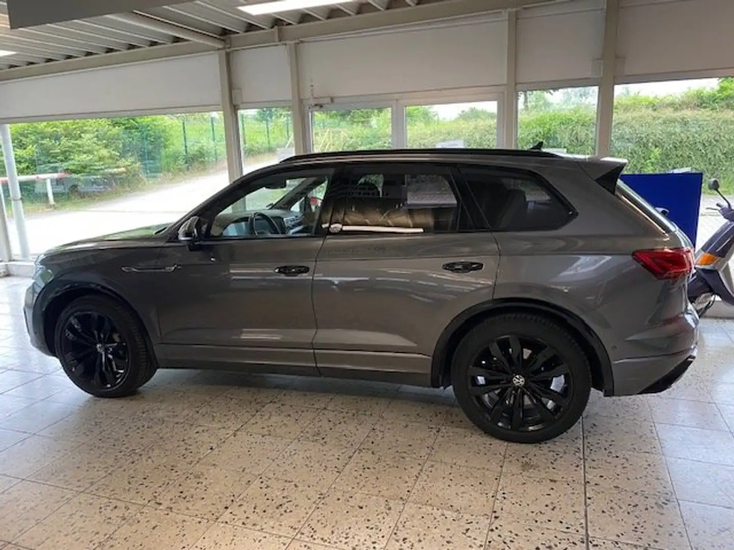 Volkswagen Touareg R-Line 4Motion LAST EDITION 092/400 Grau - 2