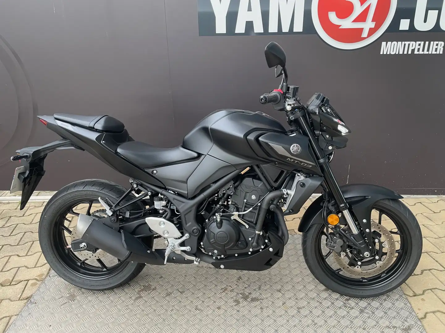 Yamaha MT-03 Noir - 1