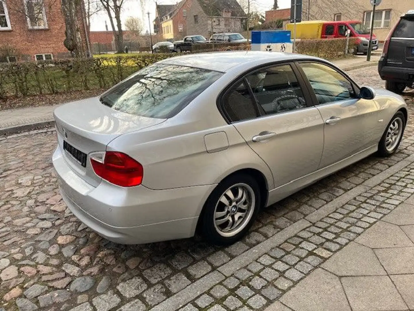 BMW 318 Baureihe 3 Lim. 318d Plateado - 2