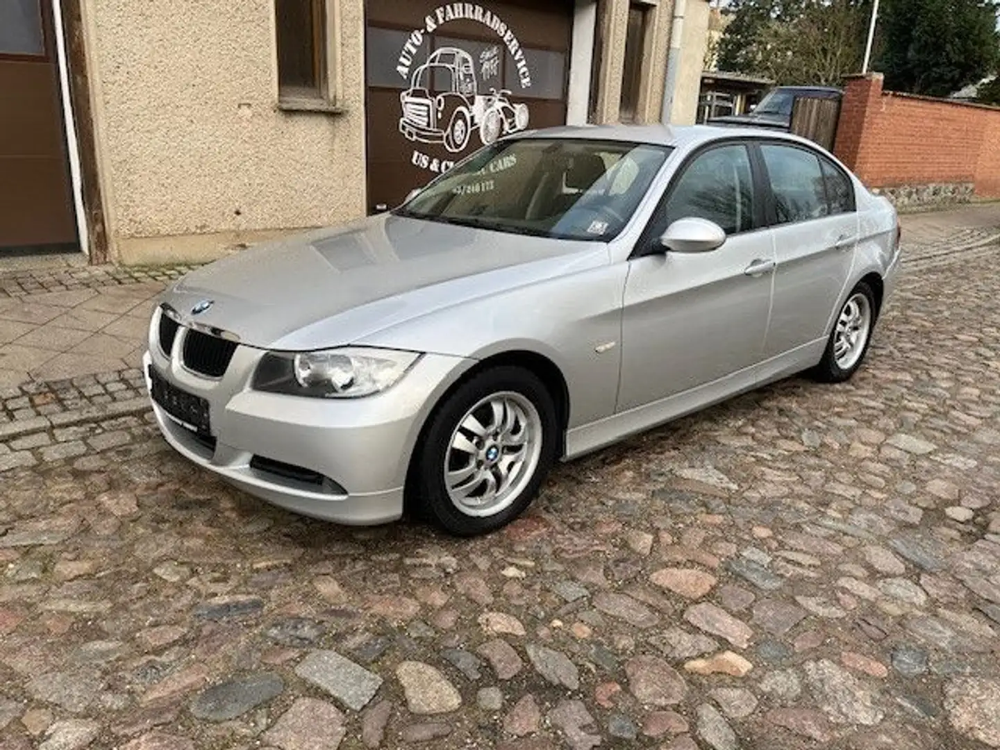 BMW 318 Baureihe 3 Lim. 318d Plateado - 1
