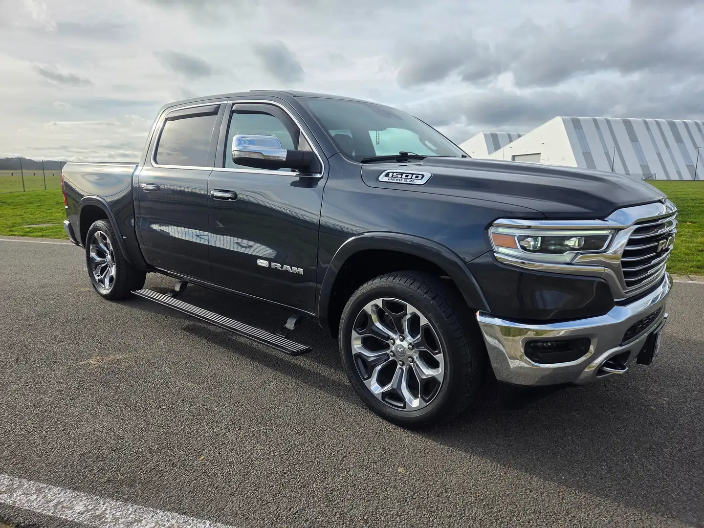 Dodge RAM 1500 Gris - 1