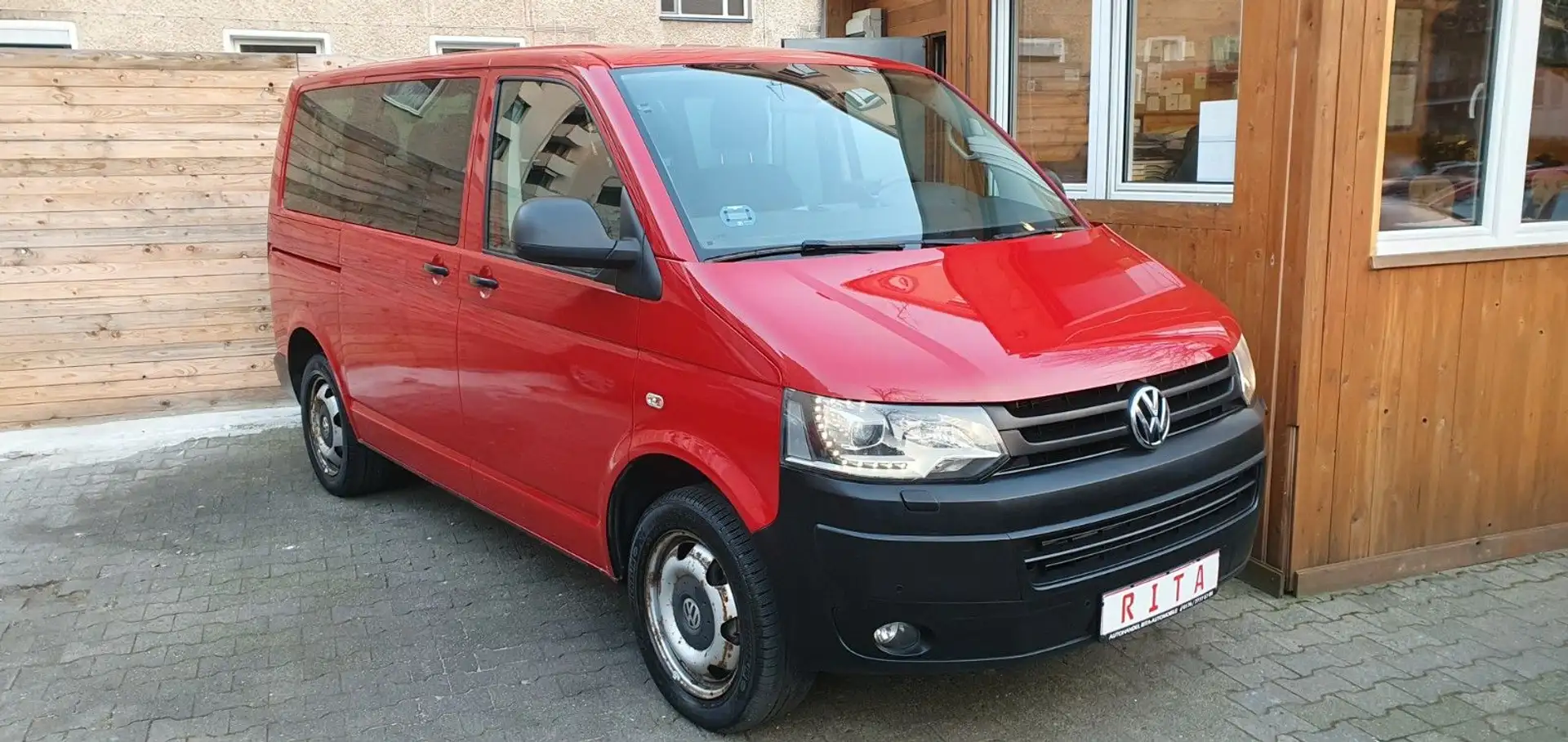 Volkswagen T5 Transporter Kasten-Kombi, 9 Sitze, Automatik Czerwony - 1