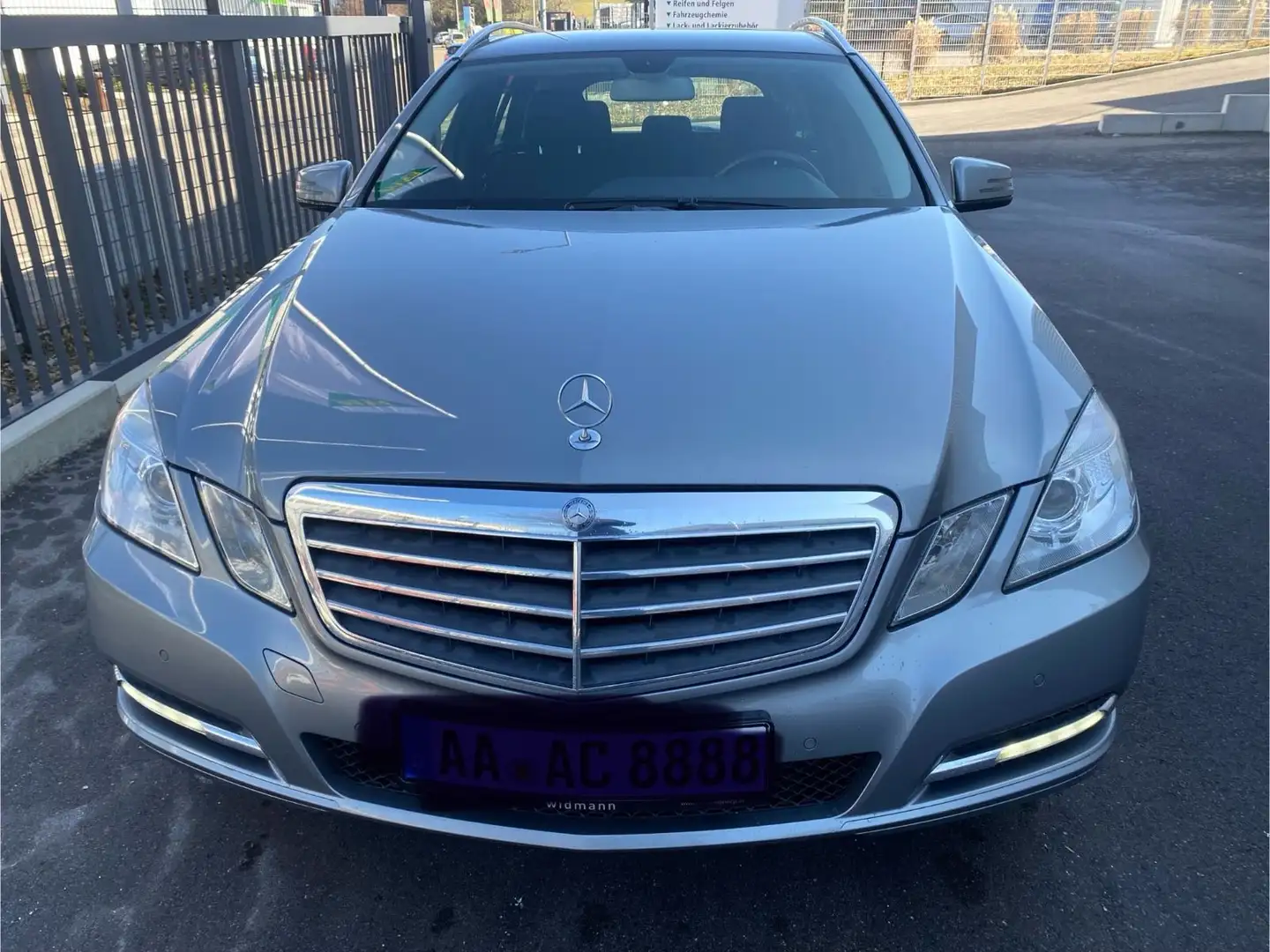 Mercedes-Benz E 250 E -Klasse T-Modell BlueEfficiency Stříbrná - 2