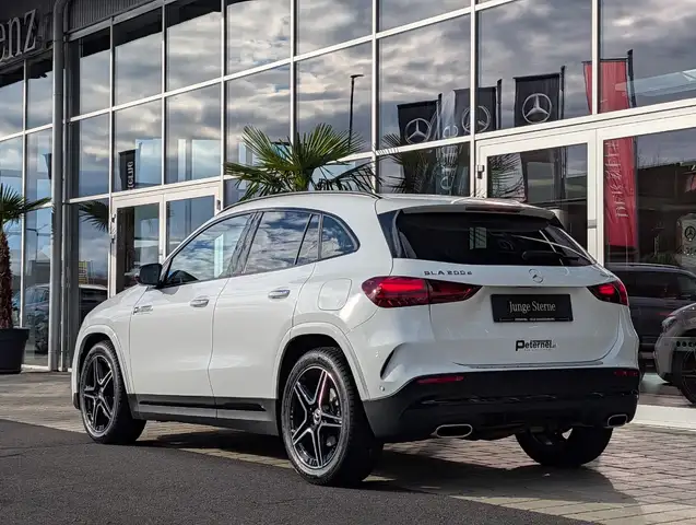 Mercedes-Benz GLA 200 d 4MATIC Österreich-Edition AMG Line Ansicht 4