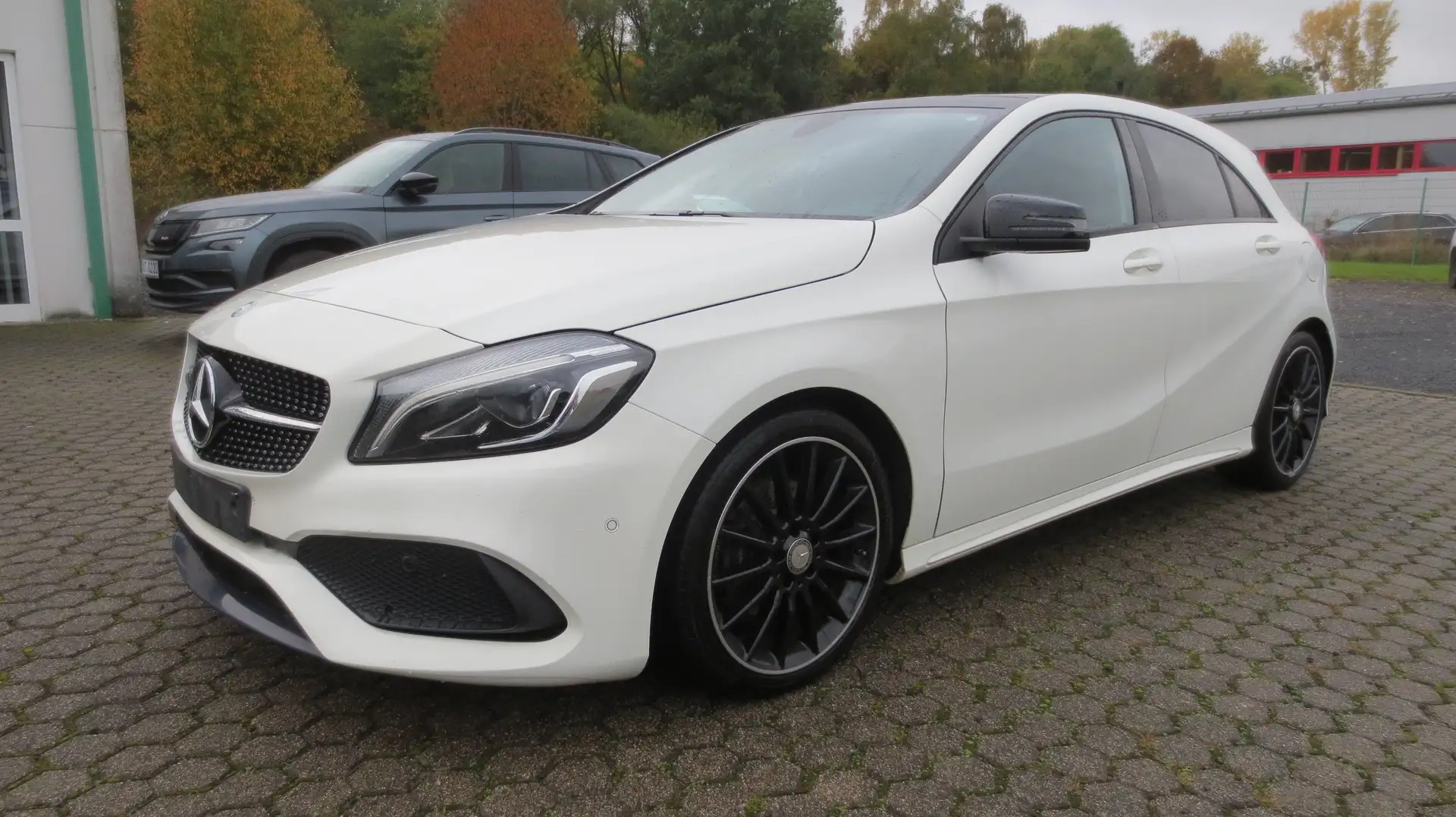 Mercedes-Benz A 200 A 200 AMG-Line **NAVI/PANO/SD* Weiß - 1