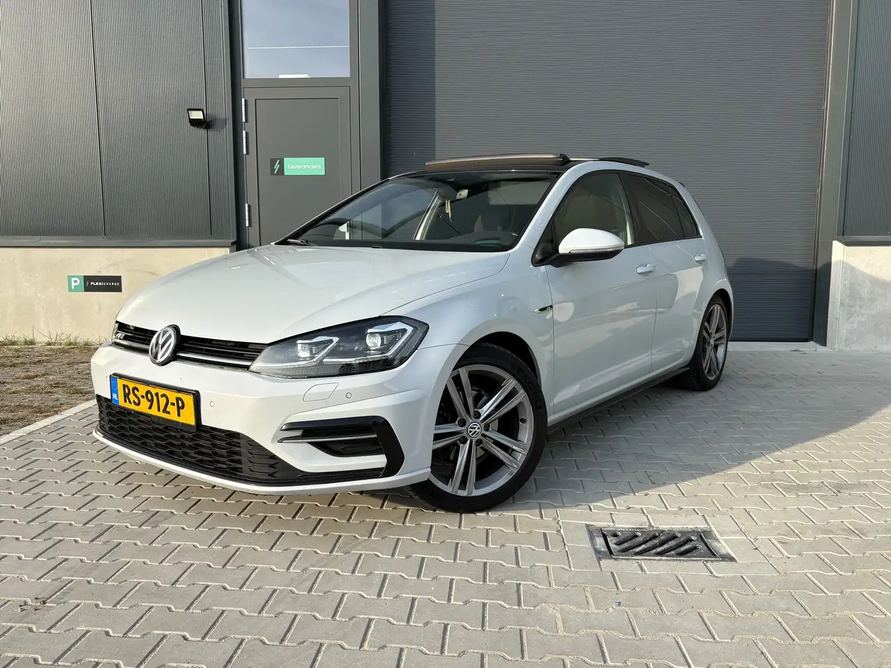 Volkswagen Golf 1.4 TSI Dag-7 2017 Virtual Pano Acc Camera — photo 1 of 14