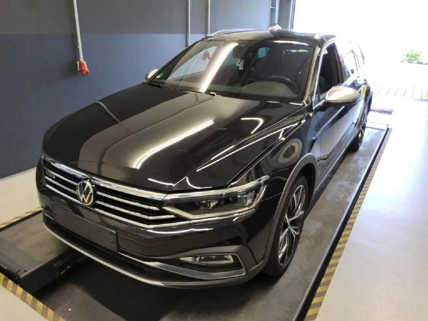 Volkswagen Passat Alltrack 2.0TDi 4M ACC/HuD/PANO/AHK/360° Czarny - 1