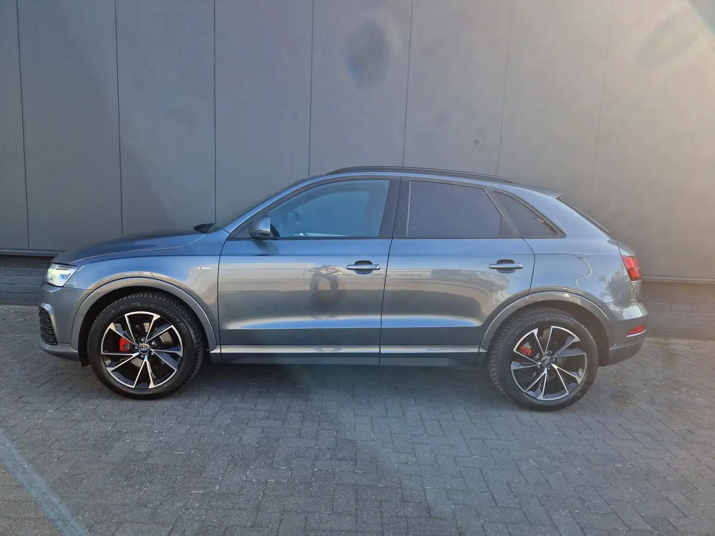 Audi Q3 1.4 TFSI CoD Aut. Sport 2x S-line Grau - 2
