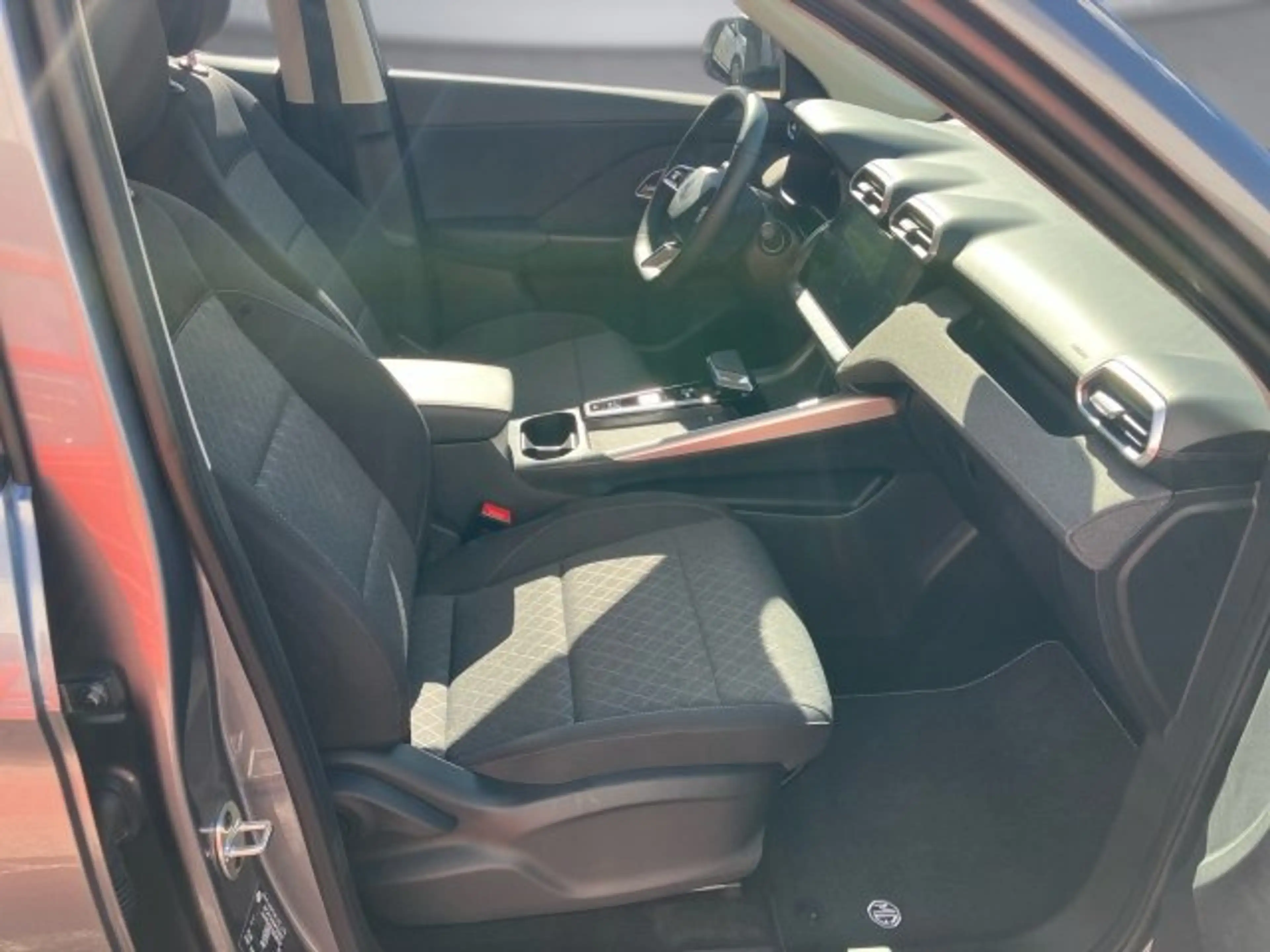 MG ZS 1,5 HEV Comfort — photo 11