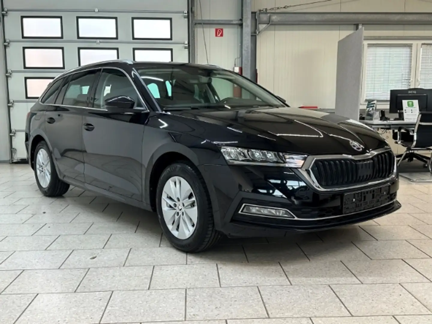 Skoda Octavia Combi 1.5 TSI Ambition LED SHZ LaneAssist Schwarz - 1