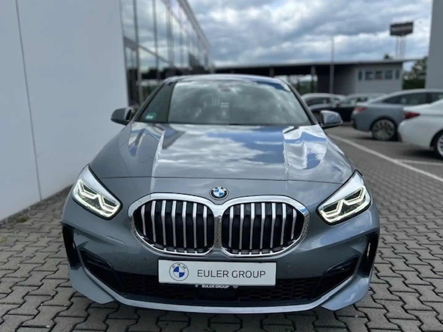 BMW 118 i 5-Türer M-Sport LiveCockProf PDC SHZ DAB Grijs - 2