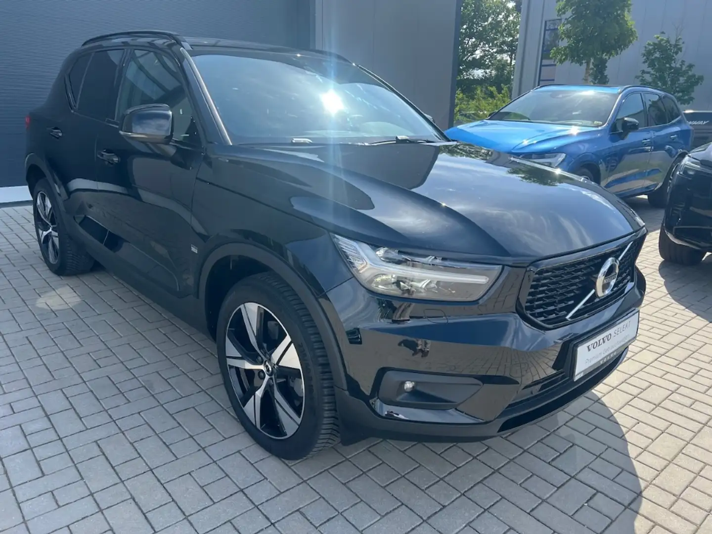 Volvo XC40 R Design Recharge Plug-In Hybrid T5 Twin Engine AH Schwarz - 2
