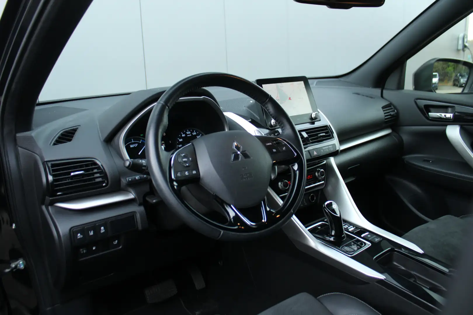 Mitsubishi Eclipse Cross 2.4 PHEV Intense+ Navigatie | Achteruitrijcamera | Zwart - 2