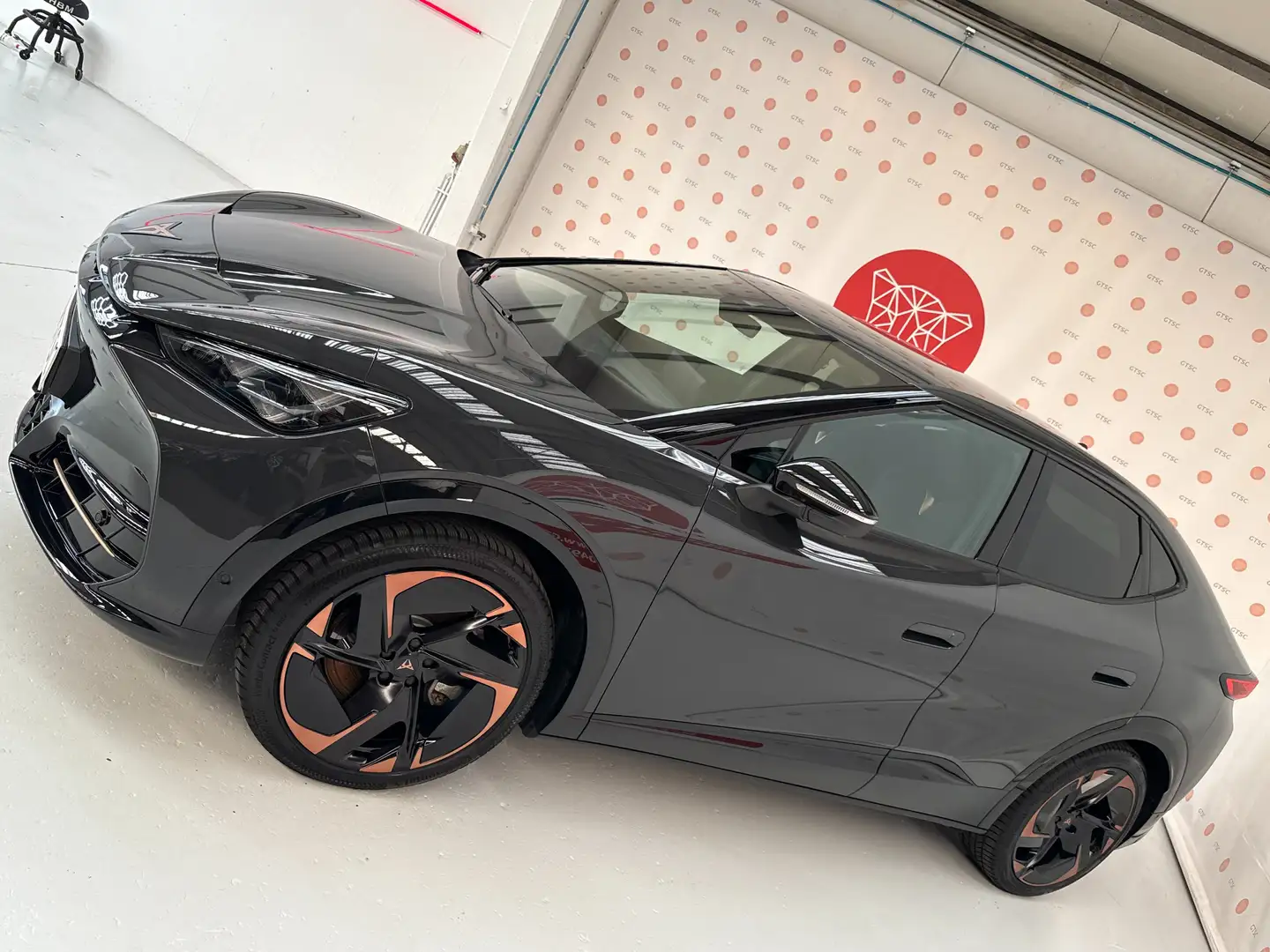 CUPRA Tavascan TAVASCAN 340pk 77kWh VZ full option WWW.GTSC.BE Šedá - 1