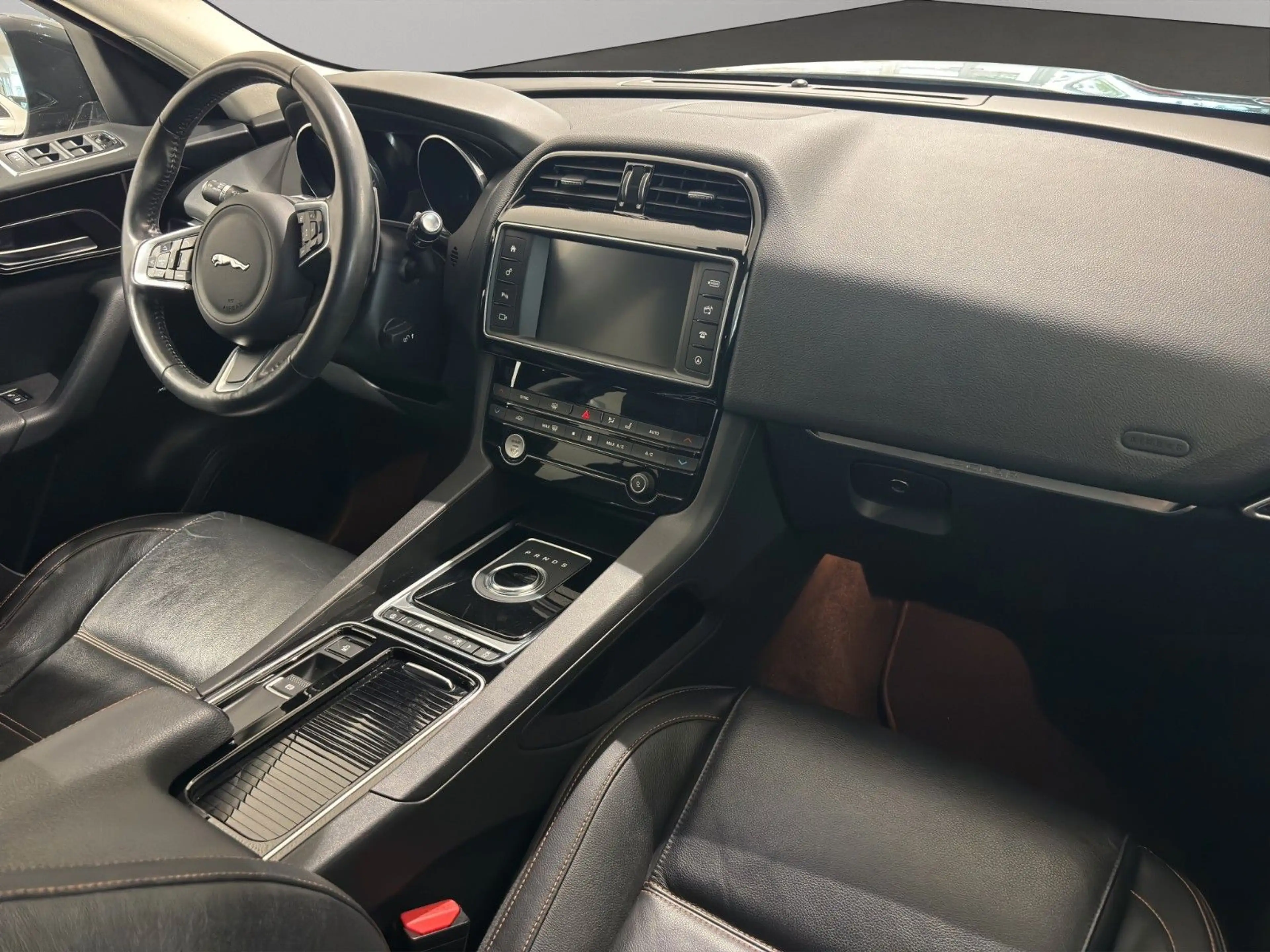 Jaguar F-Pace F-PACE Prestige AWD AUT. AHK LEDER NAV ACC SHZ — photo 12