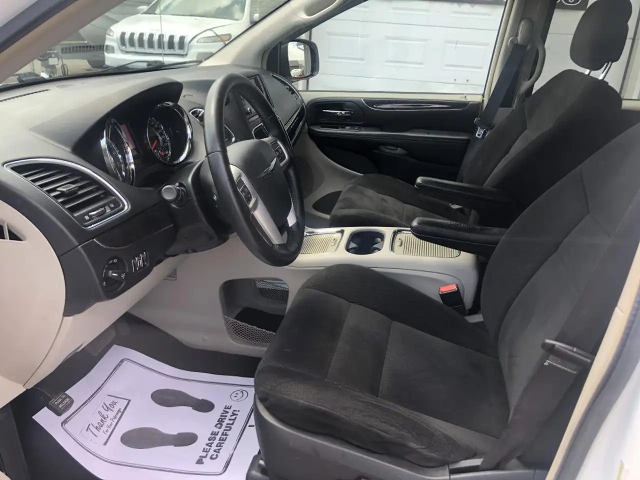 Chrysler Town & Country снимка Chrysler Town & Country