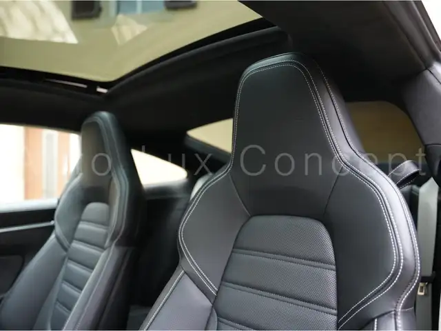 Porsche 911 view 8