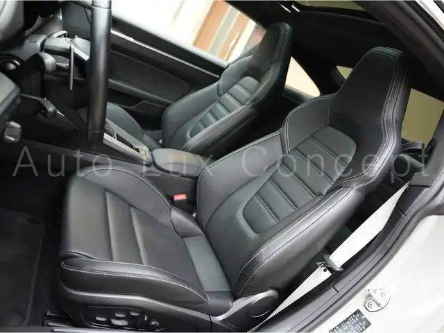 Porsche 911 view 7