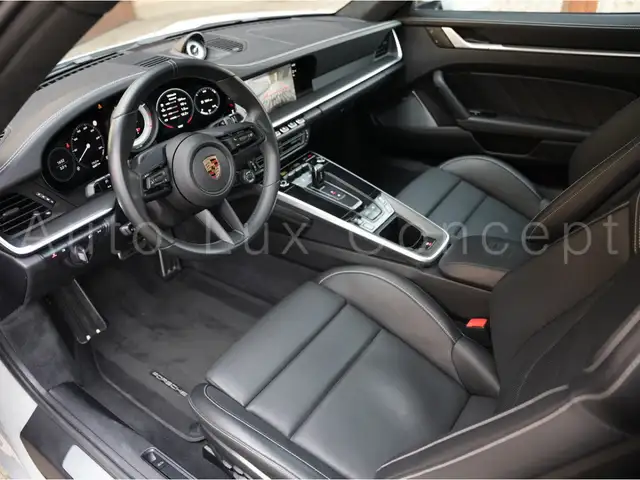 Porsche 911 view 5