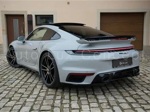 Porsche 911 view 4