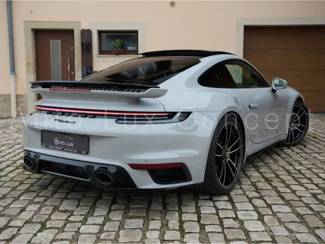 Porsche 911 view 3