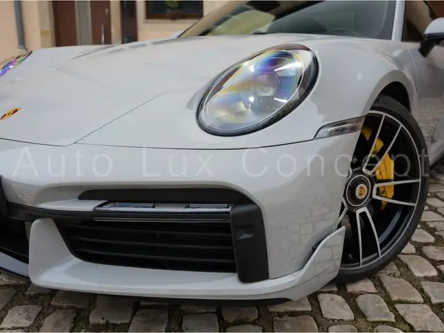 Porsche 911 view 12