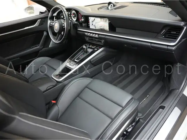 Porsche 911 view 6