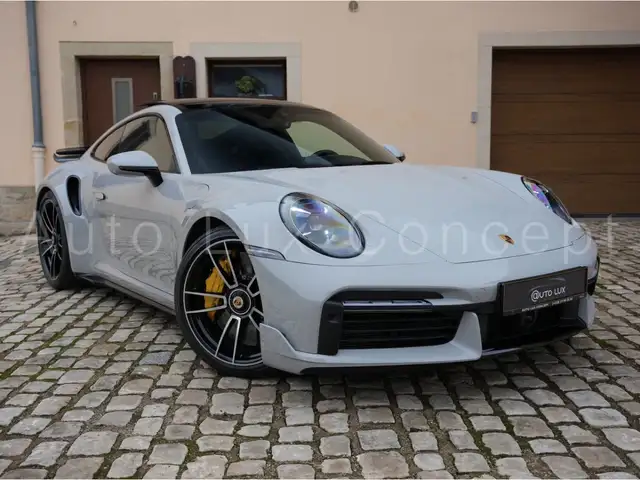 Porsche 911 view 2