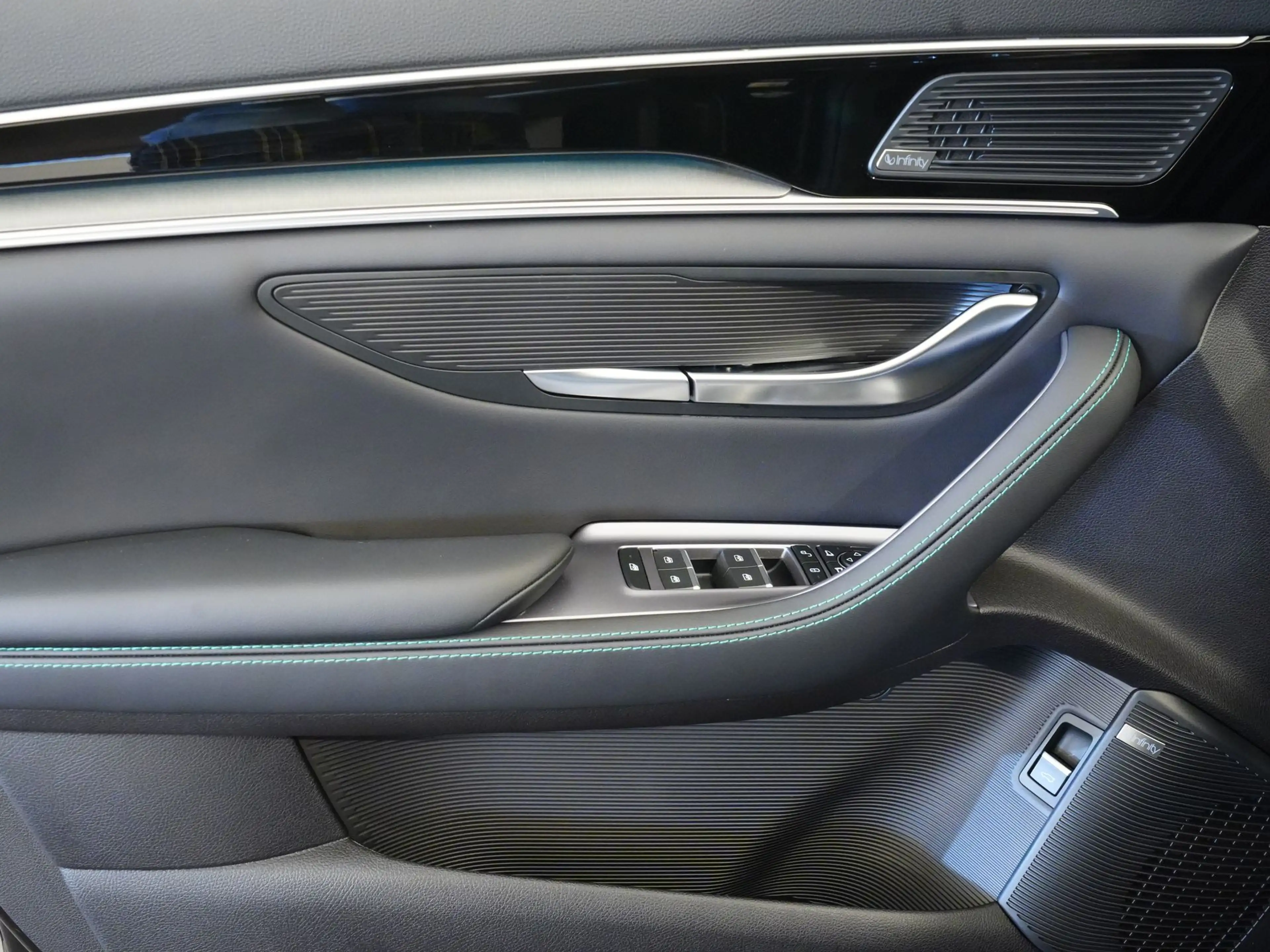 BYD Seal U DM-I Design 1.5L AWD PANO - HUD - 360° — photo 13