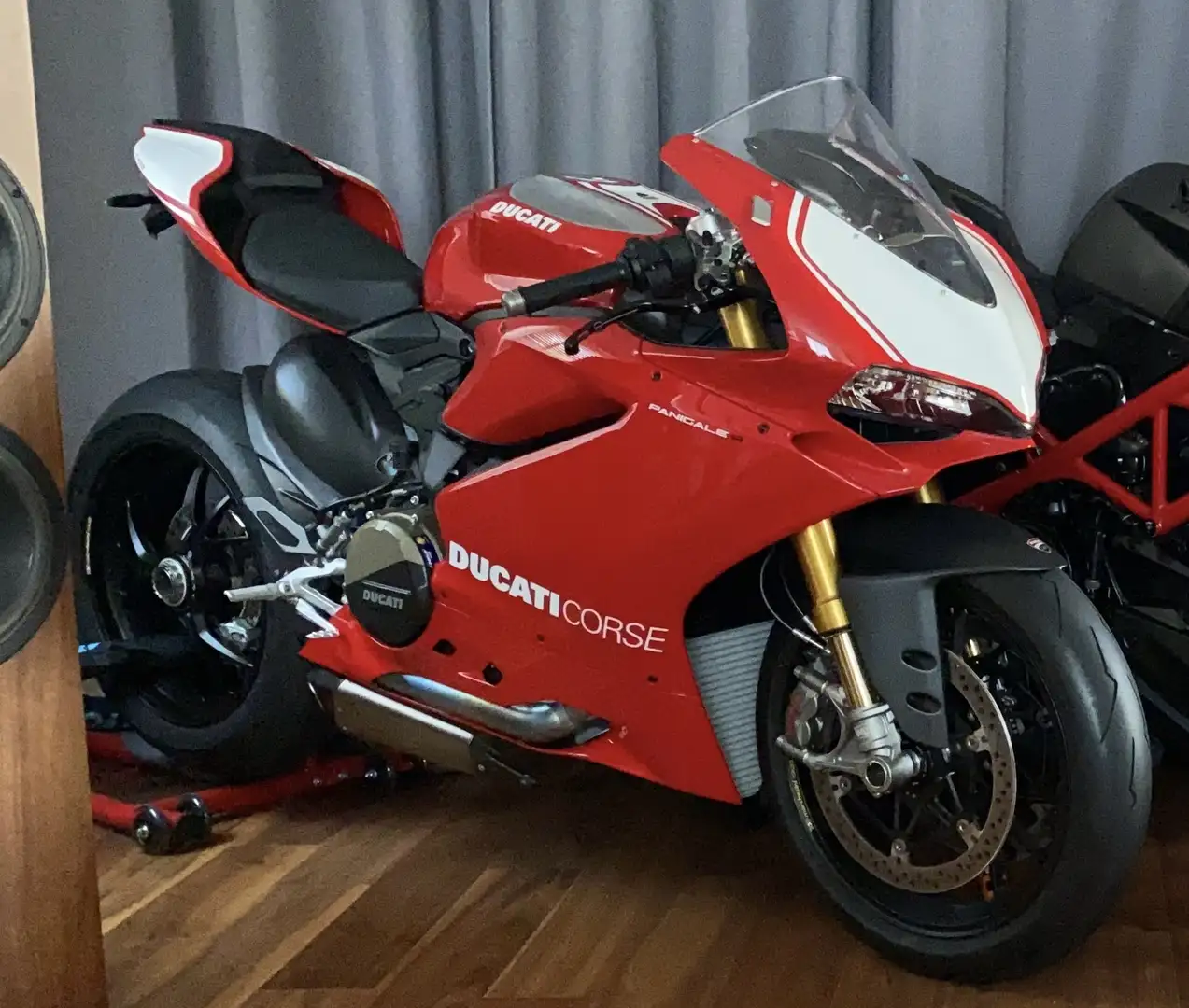 Ducati Panigale R - 1