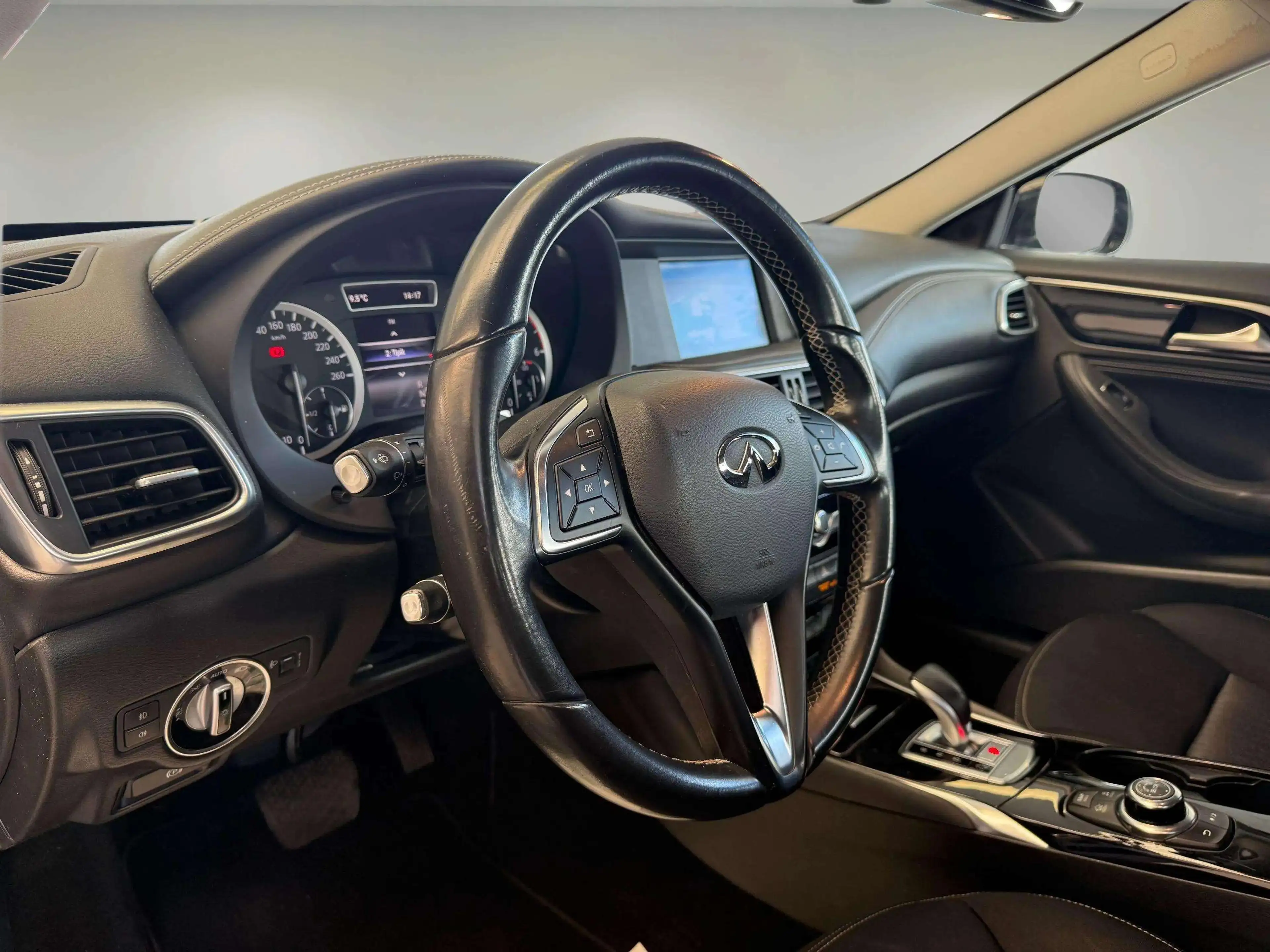 Infiniti Q30 1.5d DCT *Clim auto*Boite auto*Prêt à immat* — photo 4