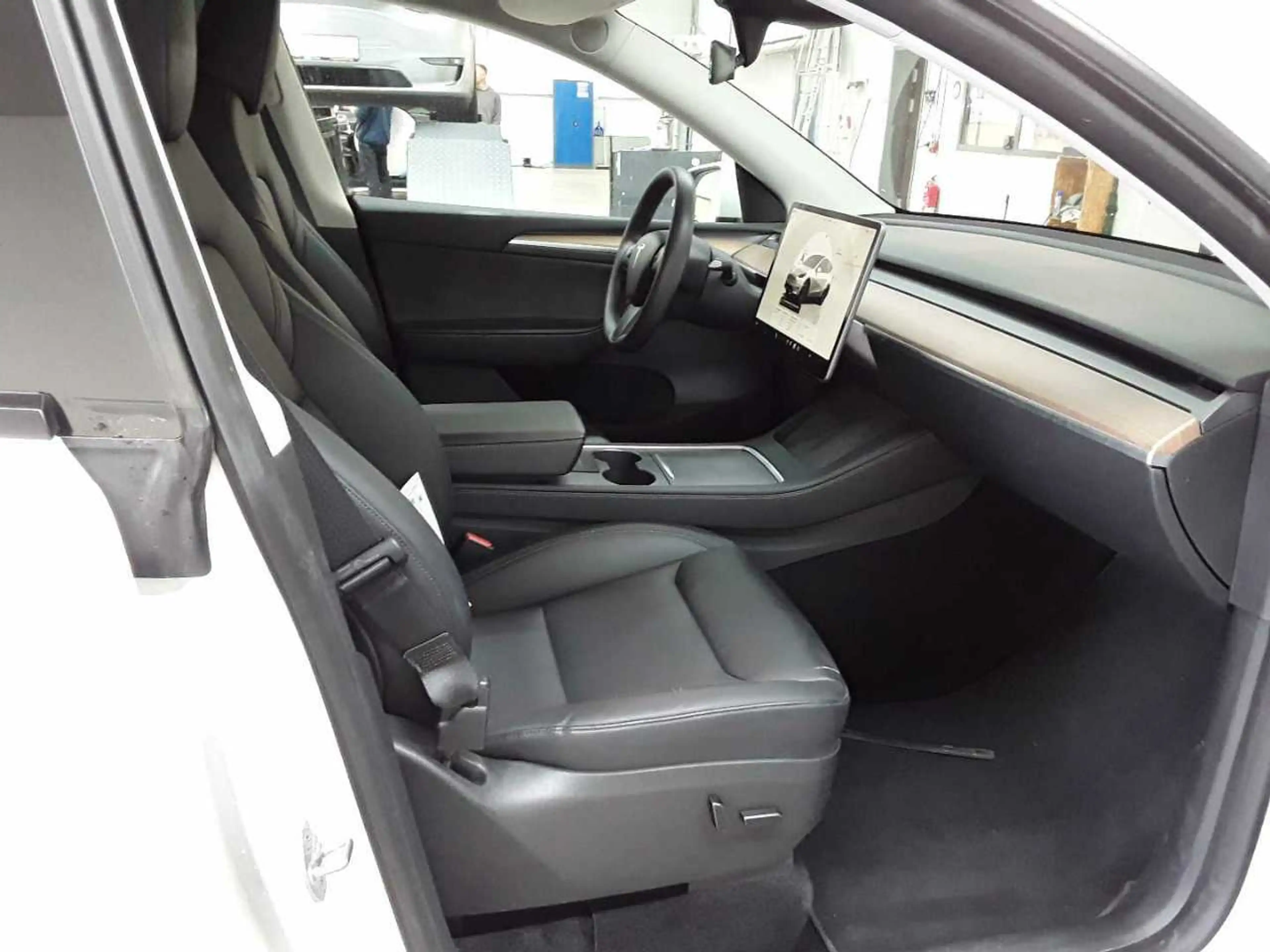 Tesla Model Y Long Range Dual Motor AWD — photo 8