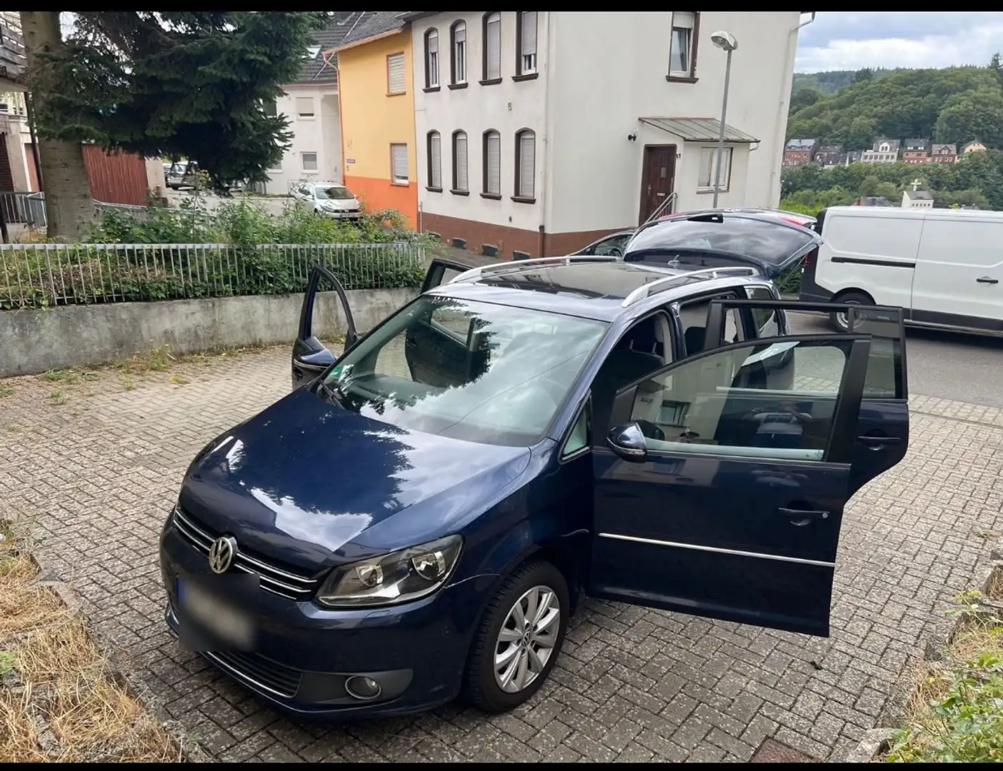 Volkswagen Touran 2.0TDI Advance - 1