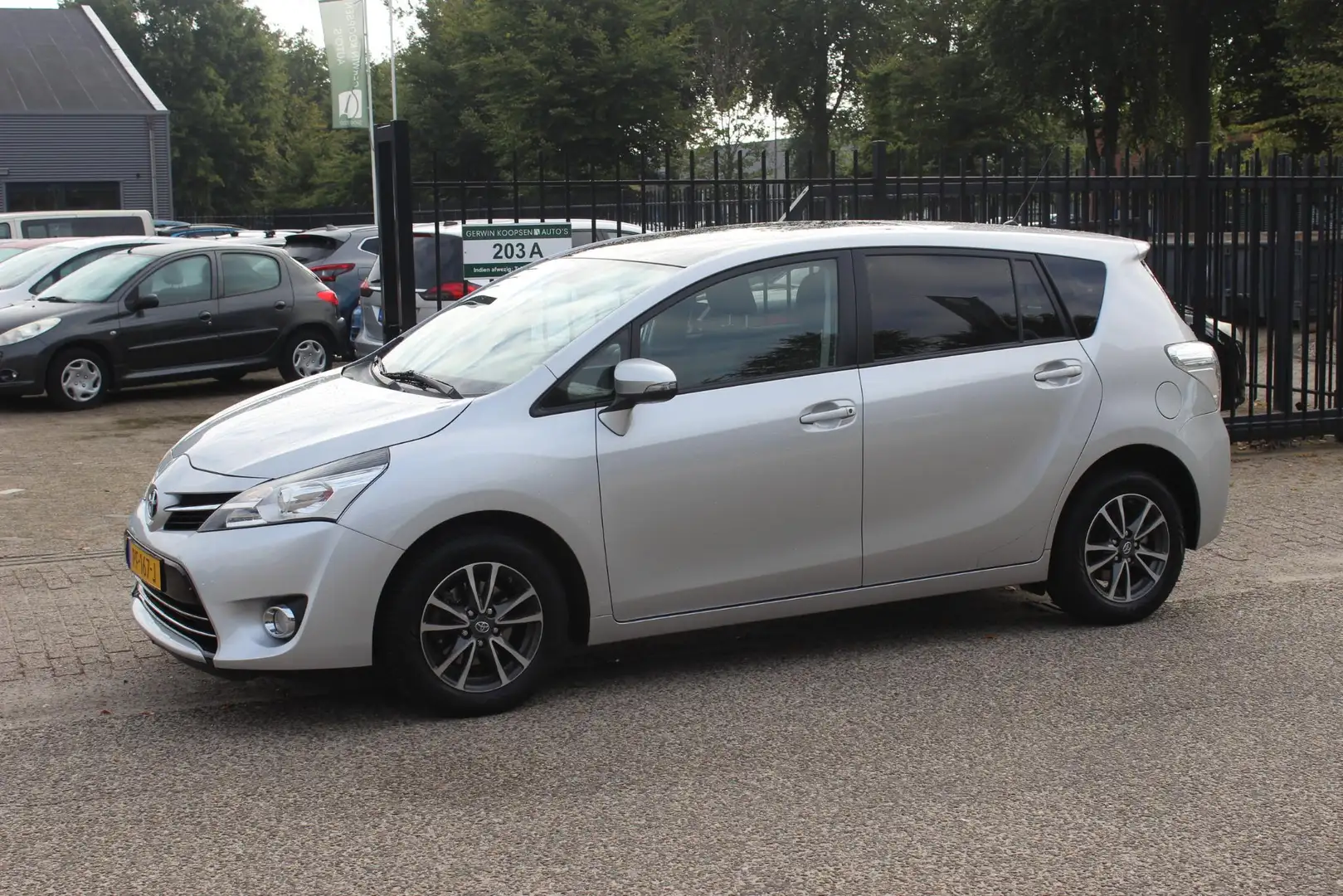 Toyota Verso 1.6 VVT-i Business, Navigatie, Trekhaak! Grijs - 1