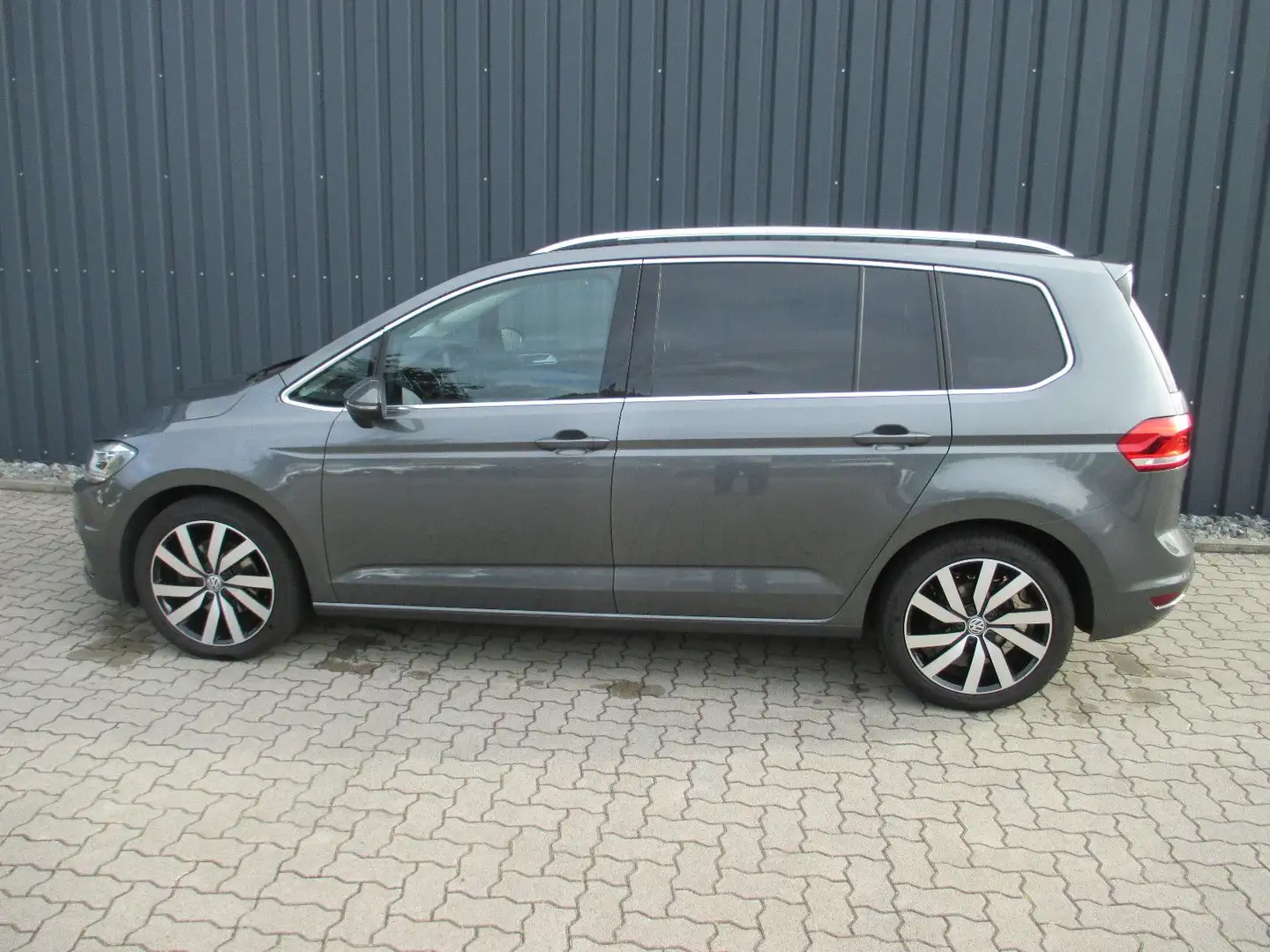 Volkswagen Touran Highline 2.0 TDI SCR DSG 110kw AHK, Gris - 2