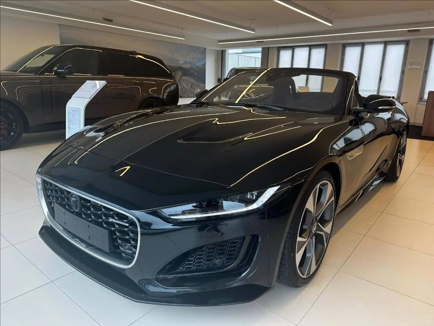 Jaguar F-Type Cabrio 2.0 i4 R-Dynamic rwd 300cv auto Fekete - 1