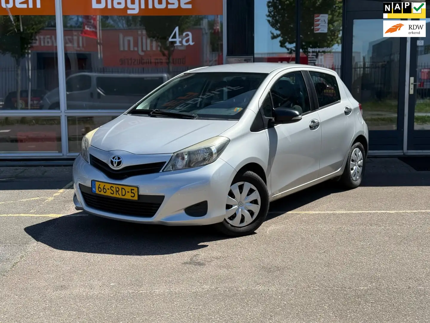 Toyota Yaris 1.0 VVT-i Comfort | Airco | NAP | 5 DRS Grijs - 1