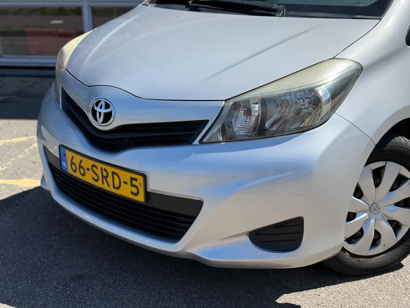 Toyota Yaris 1.0 VVT-i Comfort | Airco | NAP | 5 DRS Grijs - 2