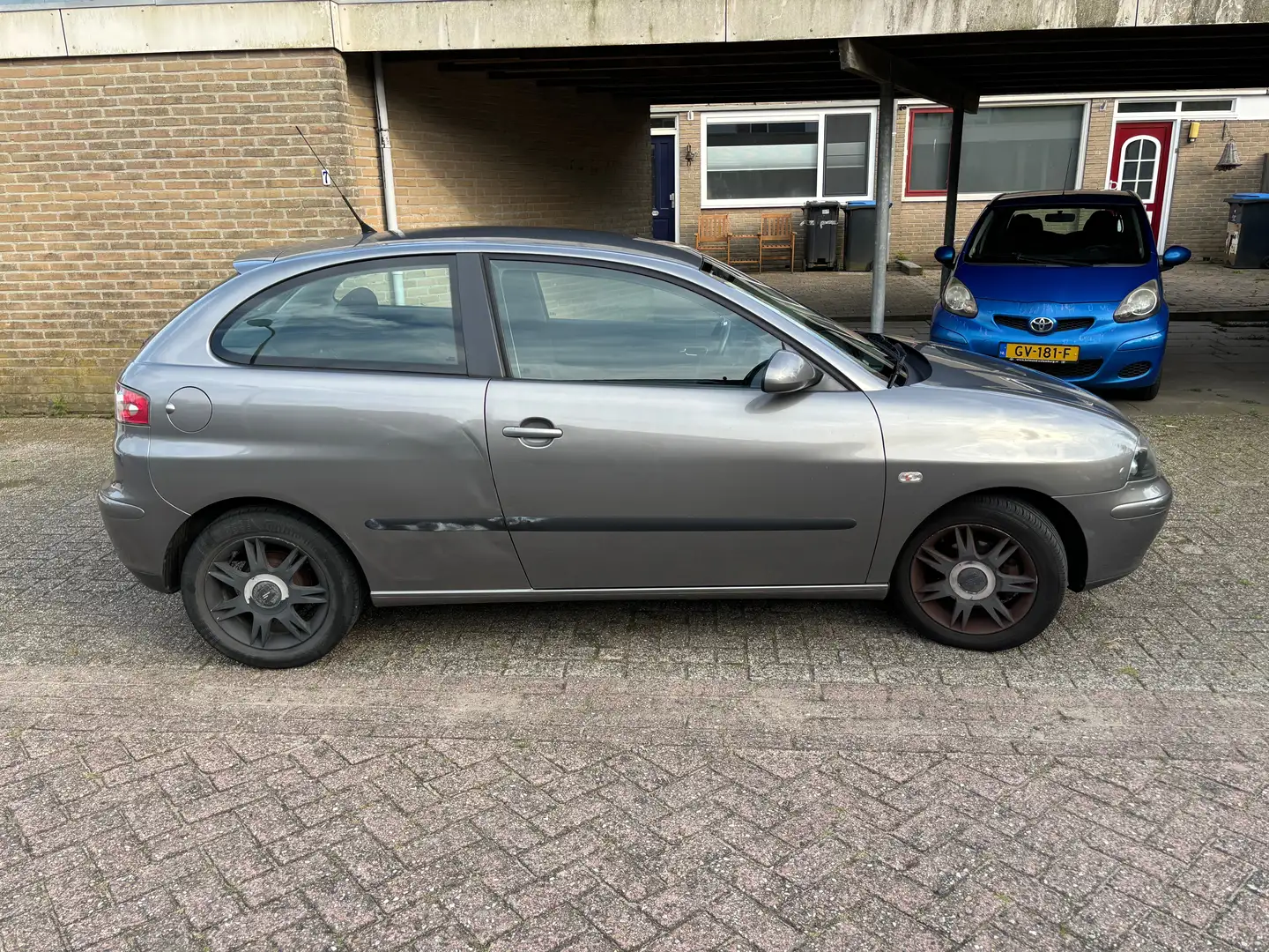 SEAT Ibiza Ibiza 1.4-16V Reference Šedá - 1