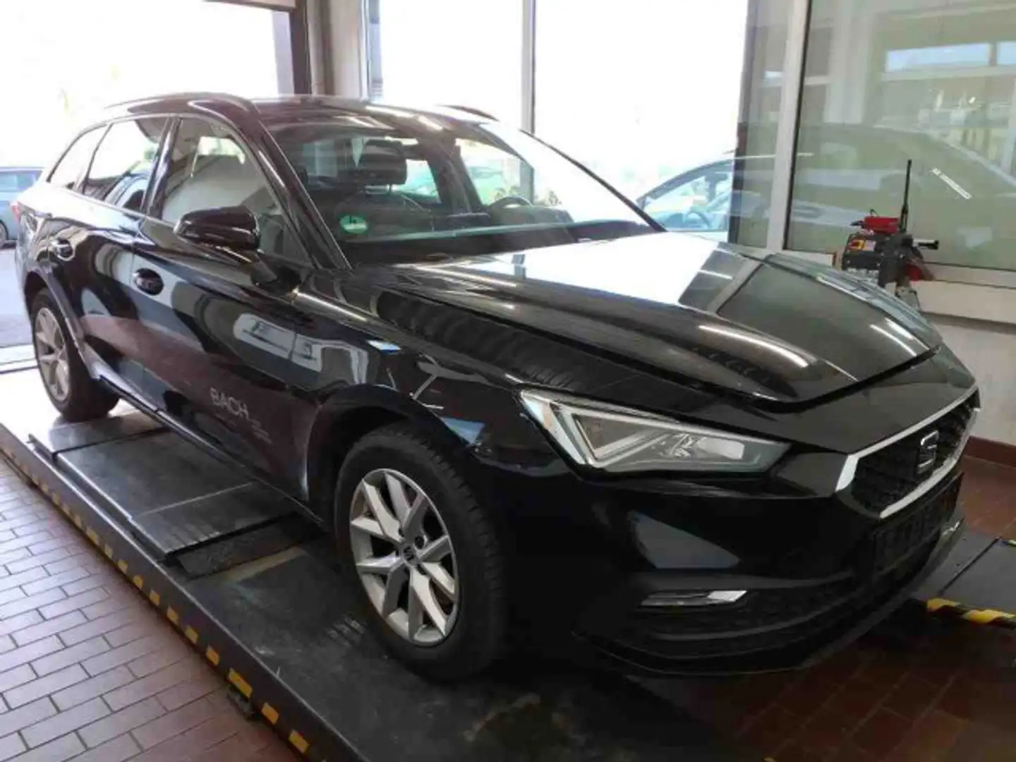 SEAT Leon Sportstourer 2.0 TDI DSG STYLE KAMERA NAVI Schwarz - 2