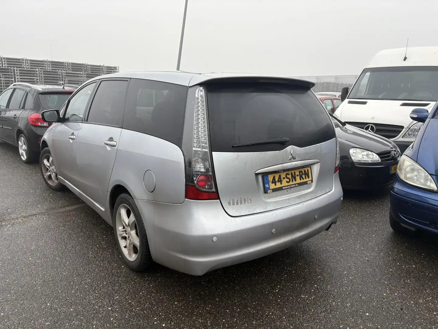 Mitsubishi Grandis 2.4-16V Intense Gris - 2