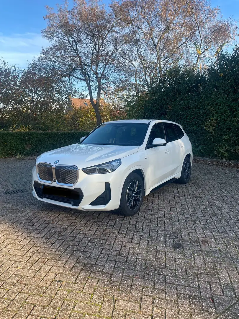 BMW iX1 eDrive20 M Sportpaket - 1