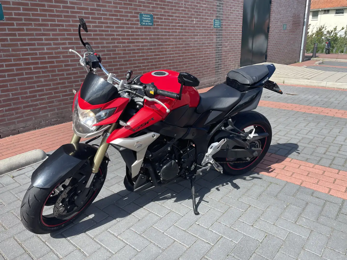 Suzuki GSR 750 naked - 1