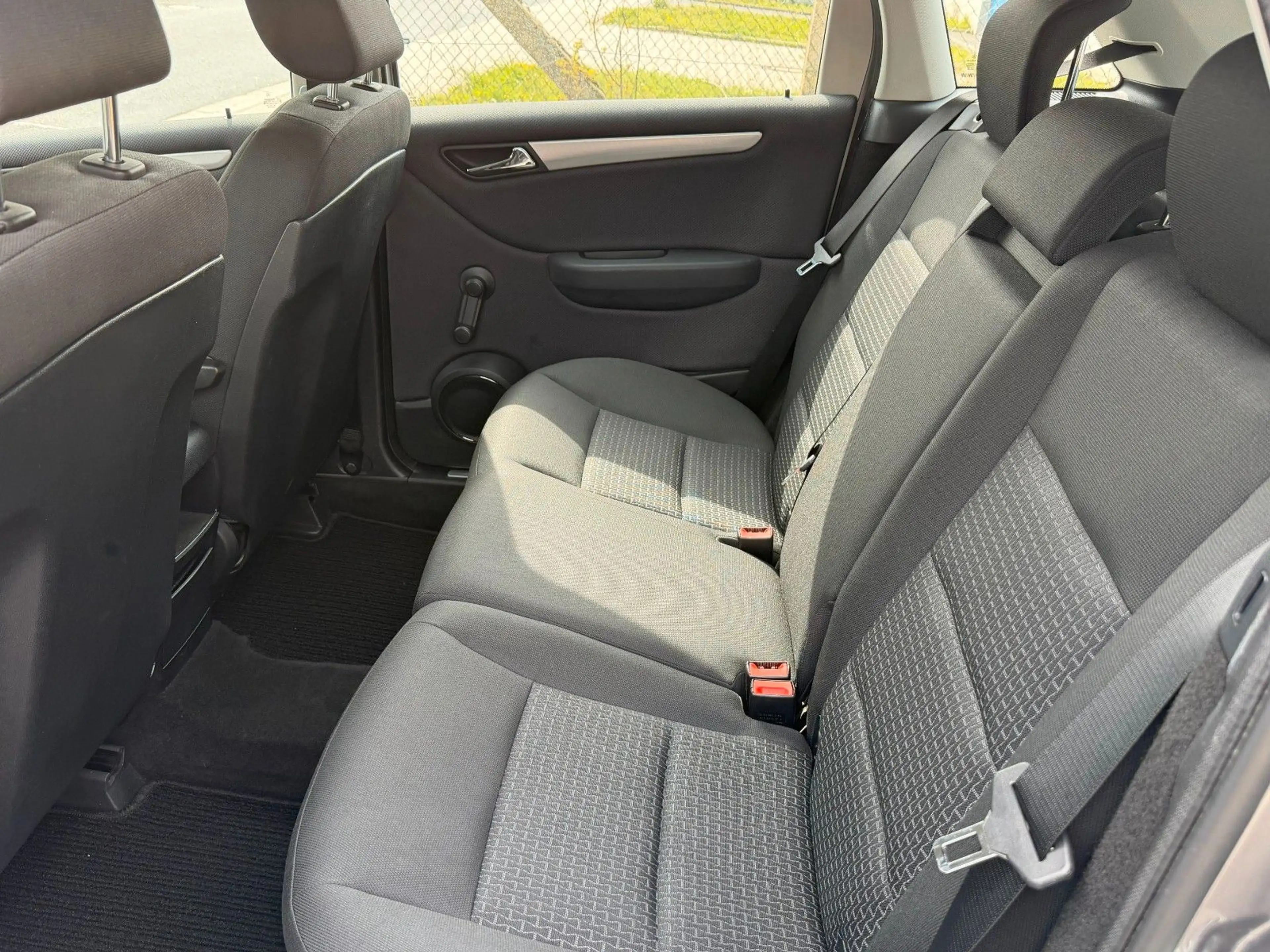Mercedes-Benz B 180 Tempomat SHZ PDC TÜV/AU neu — photo 11