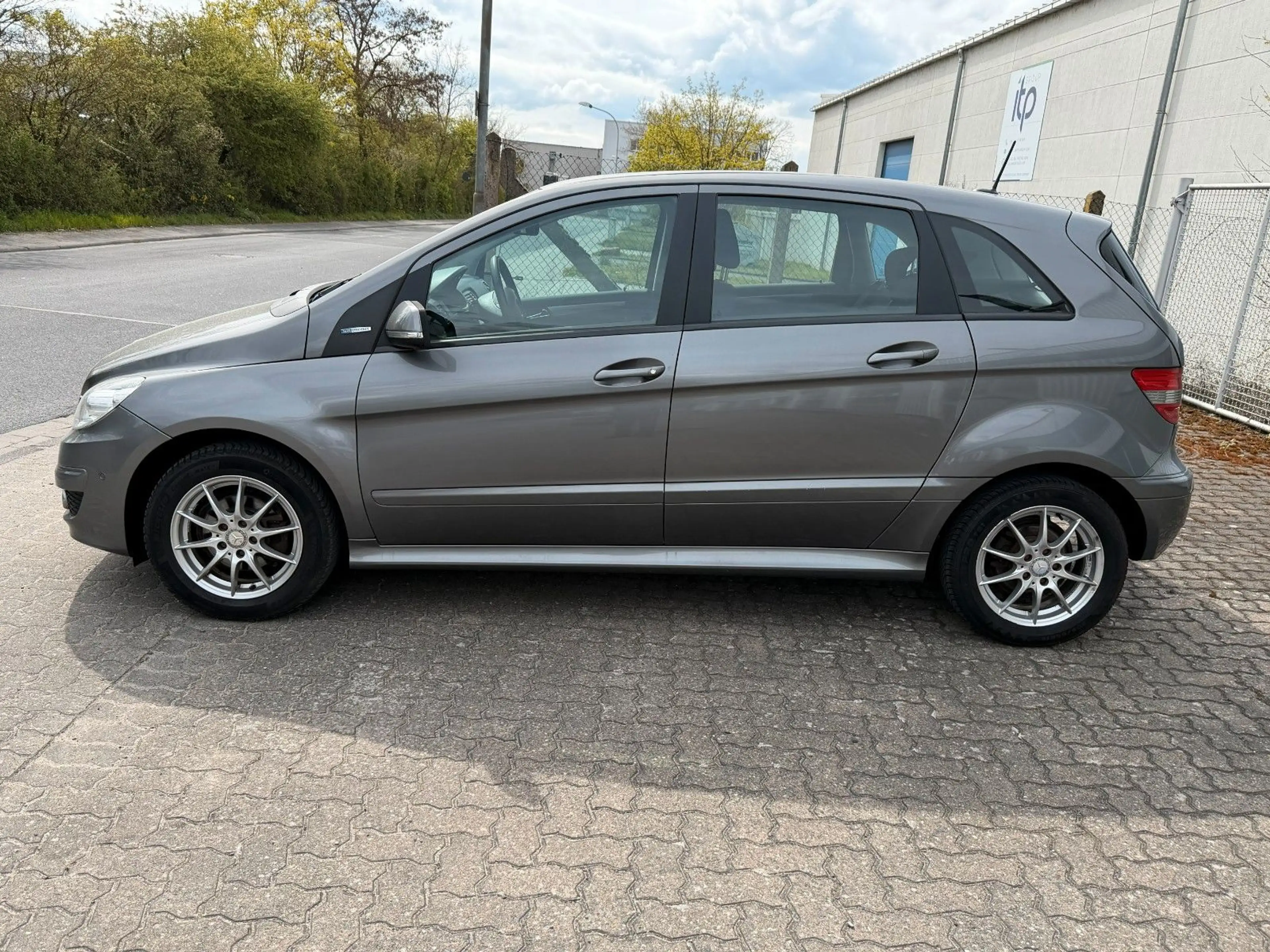 Mercedes-Benz B 180 Tempomat SHZ PDC TÜV/AU neu — photo 9