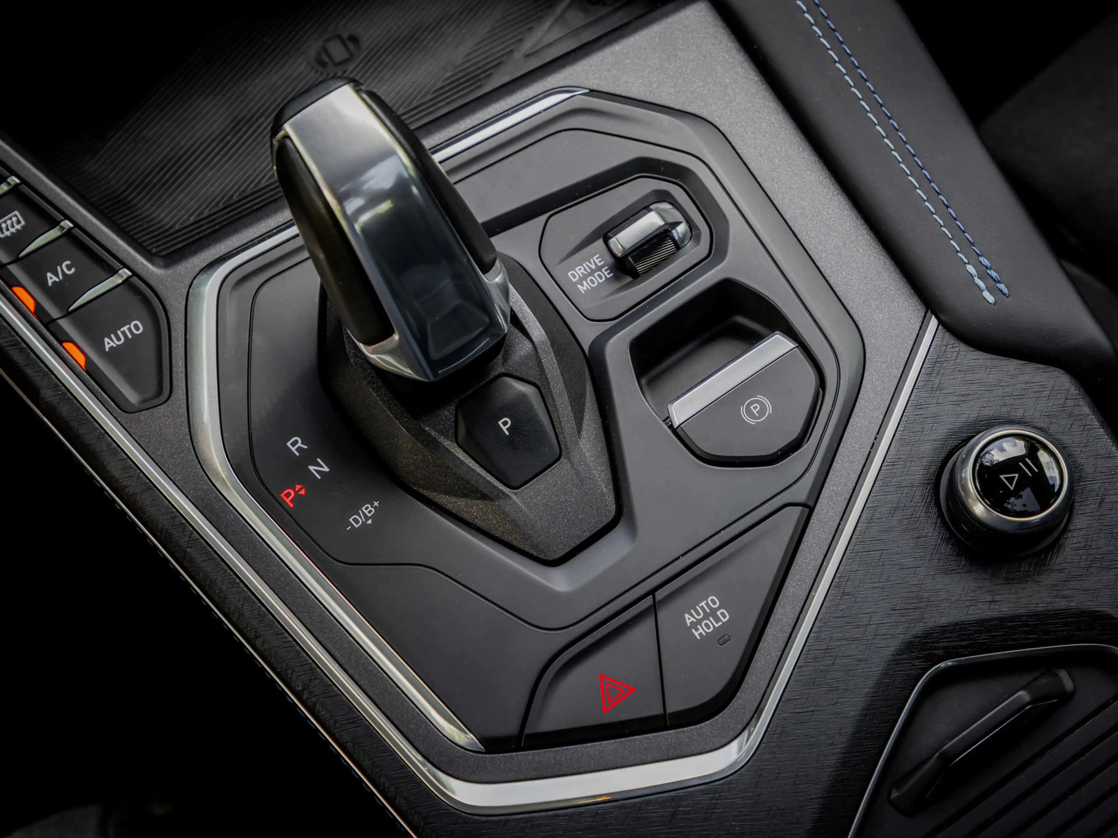 Lynk & Co 01 1.5 Plug-In Hybrid 262pk BLACKED OUT | 360 Camera — photo 25