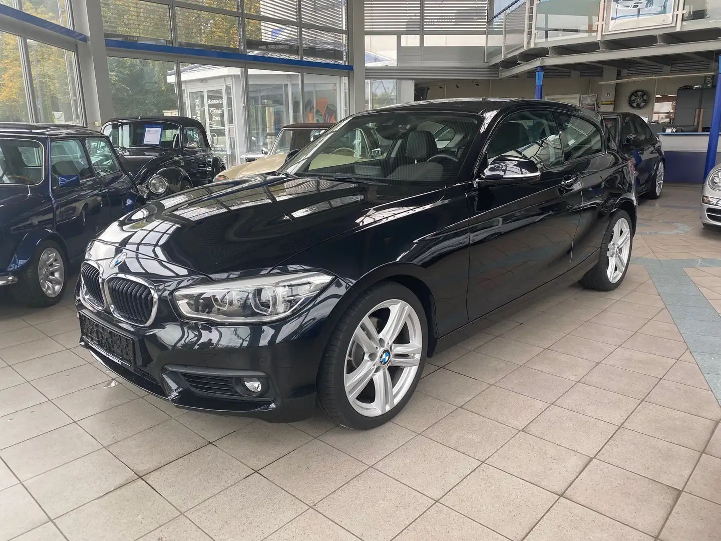 BMW 120 120 i Aut. Leder Navi Prof. LED Zwart - 1