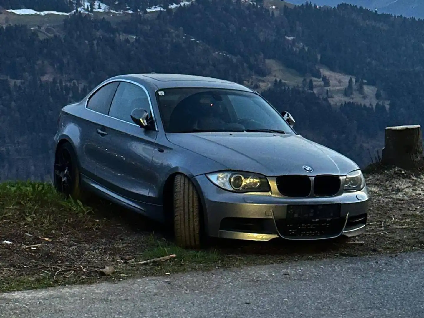 BMW 135 135i Coupé DKG Grau - 2