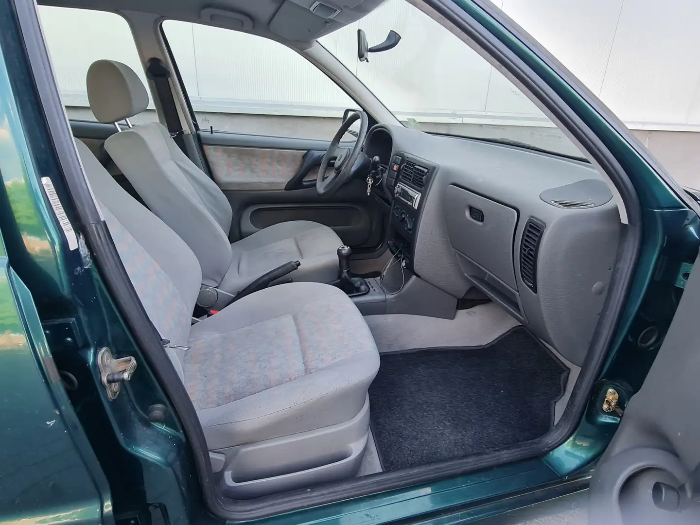 Volkswagen Polo 1.4 rijd en schakeld goed met een nieuwe apk koopj Vert - 2